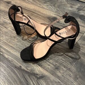 Rouge Helium Black and cream heels